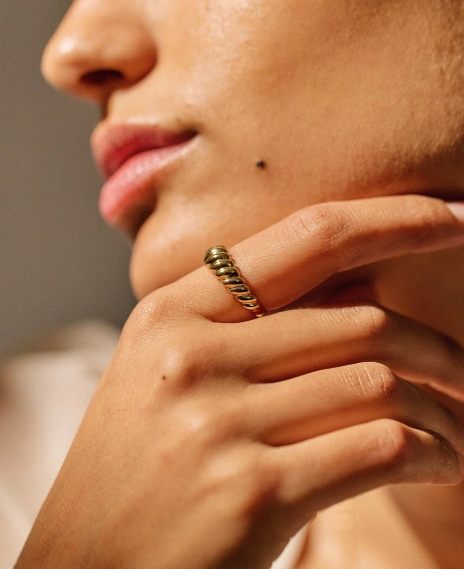 Lovers Tempo Twist Gold Ring