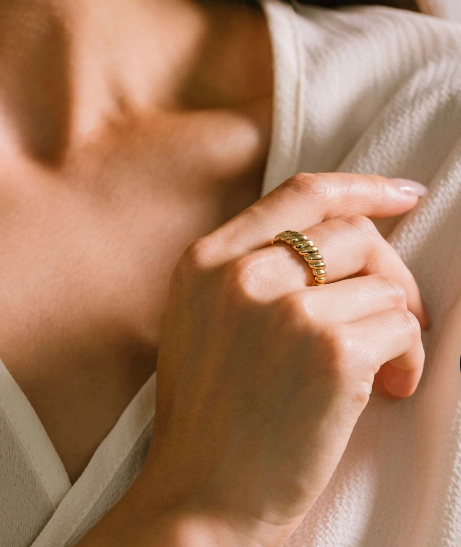 Lovers Tempo Twist Gold Ring